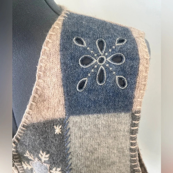 Woolrich Vintage Sz M  100% Wool Zip Snowflake Winter Patchwork Sweater Vest - Picture 16 of 16